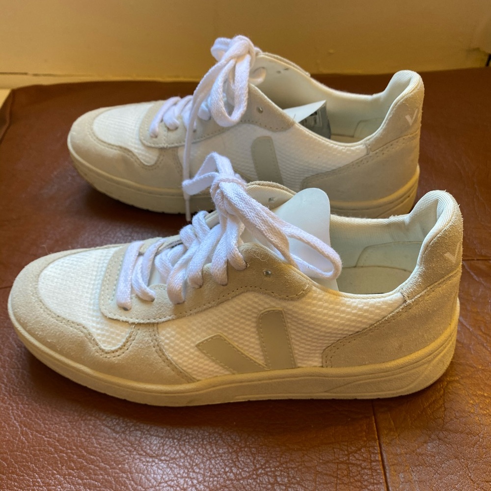 Veja V-10 Size 36